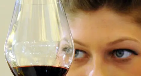 Чаша червено вино на ден пази от мозъчен удар