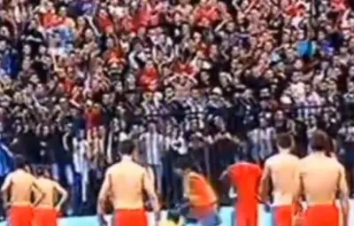 Бесните фенове на Звезда съблякоха играчите /видео/
