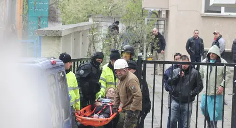 Драмата с барикадиралия се мъж приключи &ndash; и той е откаран в болница /галерия/