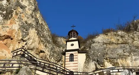 Млада жена с тежки изгаряния от ток при нощна разходка край Басарбовския манастир Млада жена с тежки изгаряния от ток при нощна разходка край Басарбовския манастир