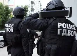 Двама приятели бити от качулки в центъра на Русе заради фалшива &bdquo;оперативна&ldquo; информация