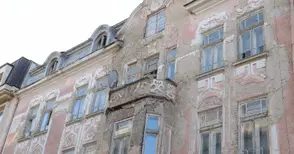 Рушащи се красиви сгради грозят ремонтираната „Александровска“