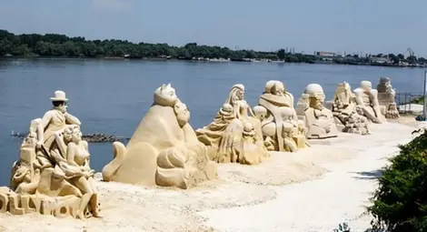 Днес стоварват на кея първите 100 тона пясък за русенския Sand fest
