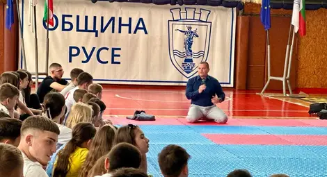 Открит разговор срещу агресията: Кметът Пенчо Милков се срещна с над 150 деца от бойните спортове в Русе