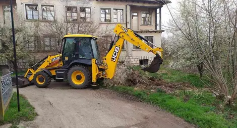 Кметският наместник в ДЗС лично се включи в облагородяването на квартала Кметският наместник в ДЗС лично се включи в облагородяването на квартала