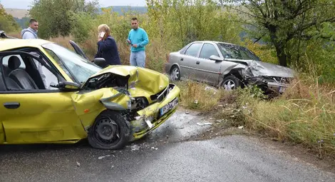 Опел връхлетя такси на пътя за Николово