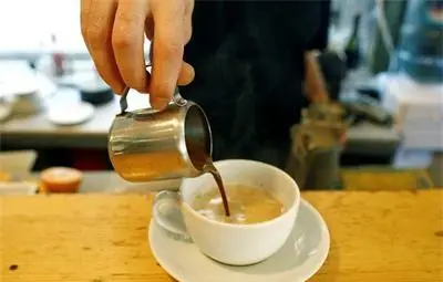 Глобиха с 1000 лева клиентка, заляла барманка с горещо кафе