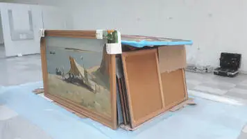 В Галерията почистват картини и статуи от паразити в балон