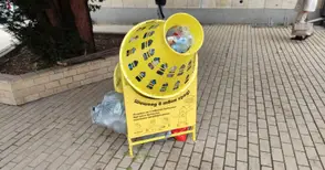 „Шишеядът“ пред Халите отново прелива