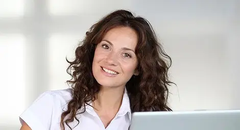  Кремена Апостолова:  Работя като редактор за Dress4less от 5 години. Преди това съм завършила моден дизайн и това е професията която ме влече най-много. Обичам да чета модни списания и статии свързани с новите тенденции. Обикновено пиша за мода и това което е актуално в момента. Вярвам в това че за някои стилът е вроден, а за други, че могат да бъдат научени!