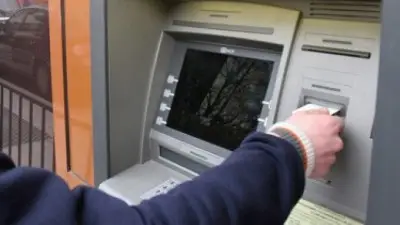 Спешно подменят банкови карти след хакерска атака