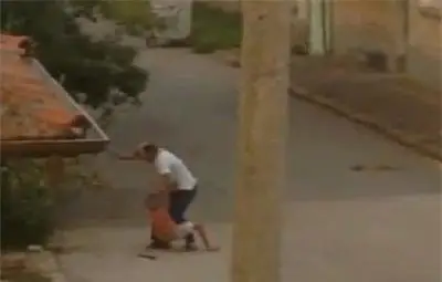 Разярен мъж преби дете, брало сливи от улично дърво