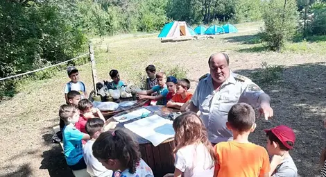 Децата получиха ценни съвети от пожарникари и се научиха как да боравят с противогаз.                                                                                                         Снимка:Личен архив