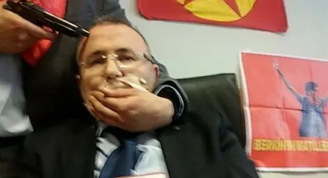 Похитителите на прокурора в Истанбул са двама, текат преговори