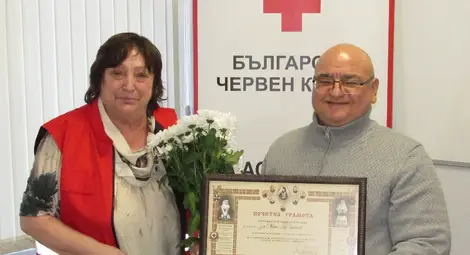 Д-р Кирил Панайотов с грамота от БЧК като най-голям дарител