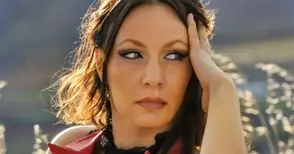 Вокалистката Цена Коев посвети  сингъл на „неустрашимите жени“