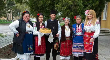 Традициите са живи &ndash; цяло село заживя с български народни носии /галерия/