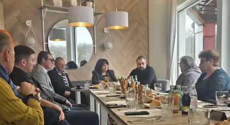 Жители на Мартен поставиха пред Теменужка Петкова въпроси за инфраструктурата и намерението да се отвори свинекомплекс в града Жители на Мартен поставиха пред Теменужка Петкова въпроси за инфраструктурата и намерението да се отвори свинекомплекс в града