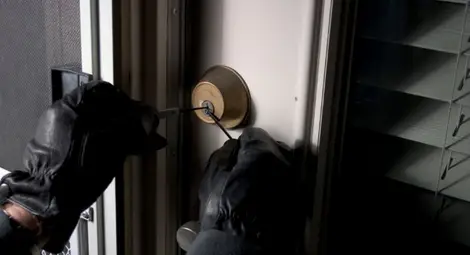 Затвор за крадец, пробвал да гради алиби с перука Затвор за крадец, пробвал да гради алиби с перука