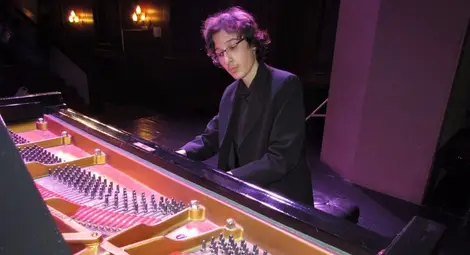 Осмокласникът Николай Димитров свири в Нощ на звездите в „Арена Армеец“ Осмокласникът Николай Димитров свири в Нощ на звездите в „Арена Армеец“