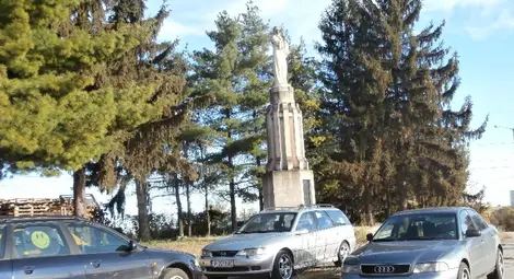 Паметникът на русофилите е паркинг, бунище, но само не и място за памет