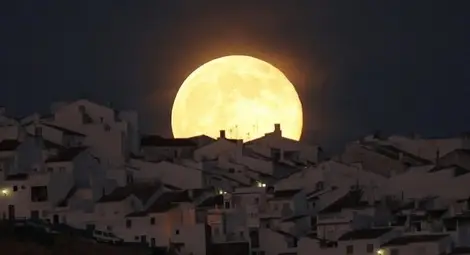 Милиони наблюдаваха очарователното суперлуние /снимки от различни краища на света/ Милиони наблюдаваха очарователното суперлуние /снимки от различни краища на света/