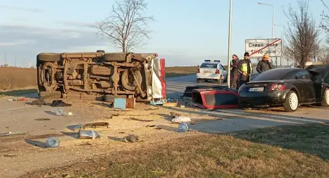 Летящо по пътя ауди преобърна пикап