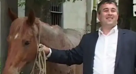 Кмет подари кон на полицията Кмет подари кон на полицията