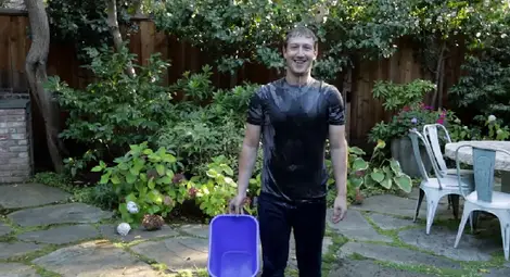 Защо масово знаменитости започнаха да се заливат с кофи студена вода?