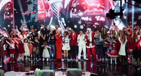 Финалисти и жури излизат заедно на сцената в коледния концерт на X Factor 