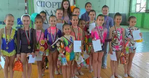 Грациите на „Акро“ блеснаха с медали на „Звездички“-те