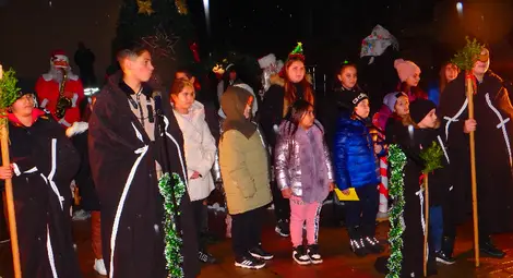 Грейнаха светлините на коледната елха в Ценово