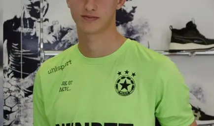 Забелязаният от „Арсенал“ и „Валенсия“ русенски вратар на ЦСКА сам се записал в първата си школа Забелязаният от „Арсенал“ и „Валенсия“ русенски вратар на ЦСКА сам се записал в първата си школа