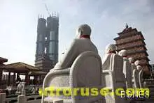 В Испания забравили асансьора при вдигането на цял небостъргач 