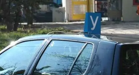 Пияна отмъкнала колата на галантния си учител по шофиране от полигона