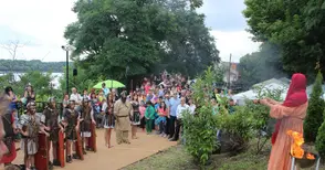 Легионери с мечове поведоха винари  по пътя на римските императори