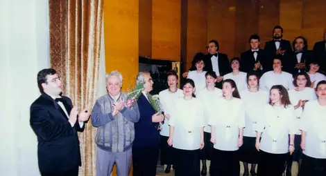 Георги Делиганев с певци от хор „Васил Арнаудов“. Георги Делиганев с певци от хор „Васил Арнаудов“.