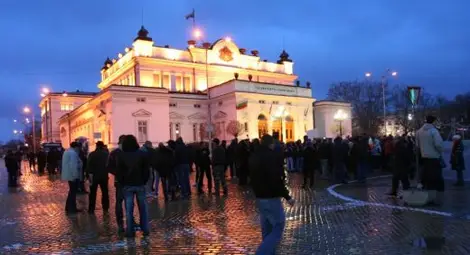 Протестиращите в София развяха украинското знаме Протестиращите в София развяха украинското знаме
