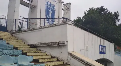 Тази олющена трибунка трябва да се превърне във ВИП-зона.               Снимка: Георги ХРИСТОВ