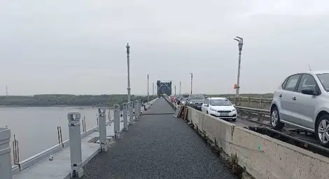 Монтирани са реставрираните осветителни стълбове и част от парапета на Дунав мост