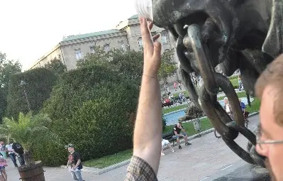 Русе поиска чист въздух с маски и противогази