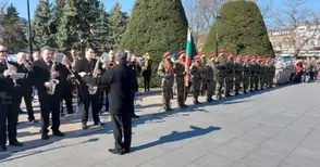 Почетна рота се строява на площада в чест на извоюваната преди 145 години свобода