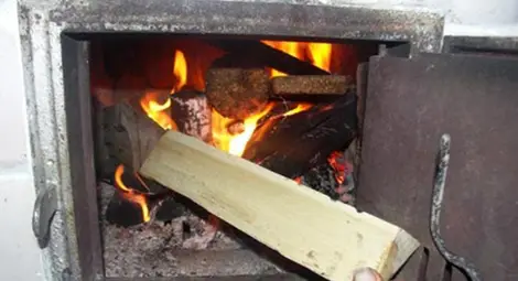 Разпалване на печка с бензин изпрати в болница баща на 6 деца и най-малкото от тях