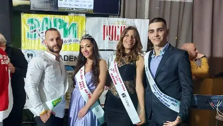 Победителите Камелия Ангелова и Калоян Стоянов /вляво/ и Стелия Ангелова и Павел Николаев.                 Снимка: Авторът