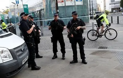 Полицията задържа 25-годишен мъж във връзка с атентата в Манчестър Полицията задържа 25-годишен мъж във връзка с атентата в Манчестър