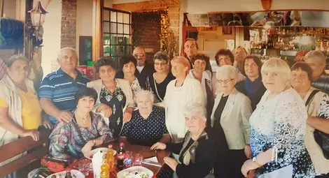 Щръклевски набор 1952 благодари  на своята учителка по български