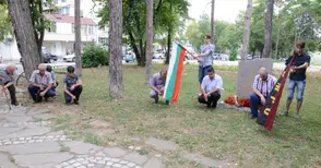 С едноминутно мълчание и поднасяне на венци  ВМРО почете рождението на Борис Сарафов