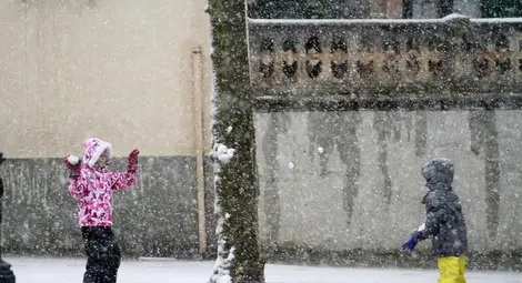 В Багдад се бият със снежни топки за първи път от 12 години В Багдад се бият със снежни топки за първи път от 12 години