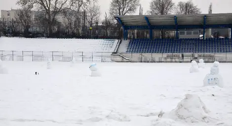 Снежни човеци опитаха първи невидимата нова трева на Градския
