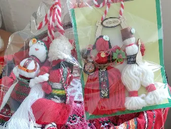 Баба Марта бързала, мартенички вързала в русенското училище "Христо Ботев"